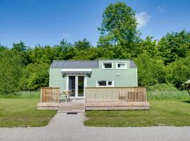 Green Tiny House with shared pool，位于泽沃德的别墅