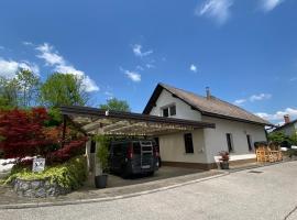 Apartma Nomad，位于新梅斯托的带停车场的酒店