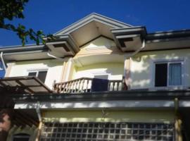 Triple N Homestay Beachfront House in Lobo，位于Lobo的酒店