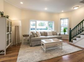 The Beach Pad- A Luxury Sylvan Getaway，位于Sylvan Beach的酒店
