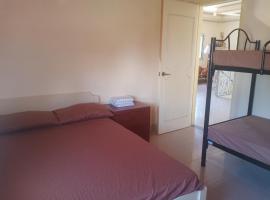Room In Lobo Triple N Homestay 2nd N，位于Soloc的酒店
