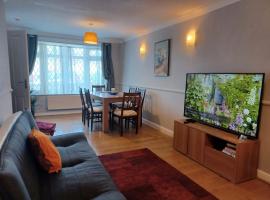 Melo House Grove-Huku Kwetu Spacious - Luton & Dunstable -4 Bedroom-L&D Hospital - Suitable & Affordable Group Accommodation - Business Travellers，位于Houghton Regis的度假屋