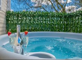 Tattershall Lakes Private Hot Tub Lodge - sleeps 6，位于林肯的酒店