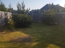 Three bedroom house with garden by Klaipeda，位于克莱佩达的低价酒店