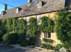 Beautiful grade 2 listed cotswold Stone Cottage，位于奇平诺顿的酒店