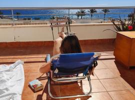 Apartamento Playa del Faro，位于加鲁查的带泳池的酒店