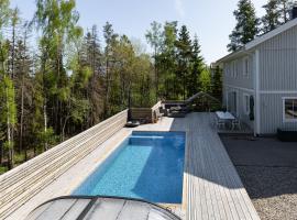Spacious accommodation near Stockholm with heated pool，位于Vega的度假屋