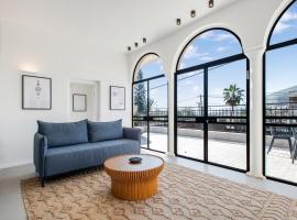 UG Boutique - סוויטות מדהימות ומעוצבות מול הכנרת，位于提比里亚的尊贵型酒店