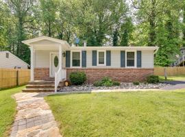 Walk to Beach Charming Maryland Home with Yard!，位于Flag Harbor的酒店
