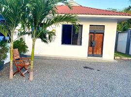 Tulivu House -2bedroom vacation home close to the beach，位于达累斯萨拉姆的度假短租房