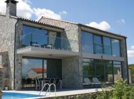 Villa Paradise mit Pool und teilweise Meerblick