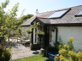 Cosy barn on rural smallholding with alpacas, goats & pigs，位于Stithians的酒店