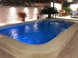 Casa en Ballenita: Piscina, Vóley, BBQ y Mar Cerca，位于巴伦尼塔的酒店