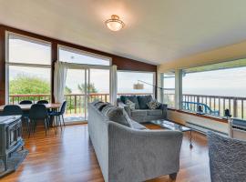 McKinleyville Getaway with Hot Tub and Ocean Views!，位于阿克塔 - 尤里卡机场 - ACV附近的酒店