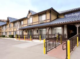 Triplodge of Santa Clarita，位于圣塔克拉瑞塔的酒店