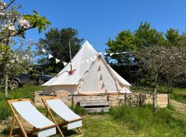 Bowhayes Farm - Camping and Glamping，位于Venn Ottery的豪华帐篷