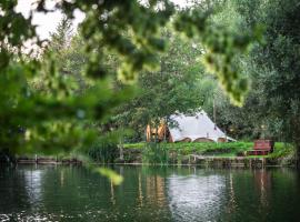 Marston Park - Luxury Lakeside Bell Tents，位于弗罗姆的酒店