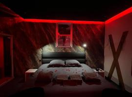 spa de la quarterelle LOVE ROOM 88 VOSGES，位于勒米尔蒙的住宿