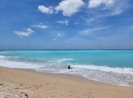 Beachfront Apartment, Quiet 4 Beds, 1 Bath, AC, Wi-Fi, Hot Water, in Paraiso near Los Patos，位于Paraíso的酒店