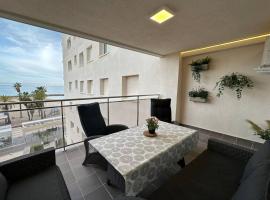 Cunit, front line with sea view，位于库尼特的酒店