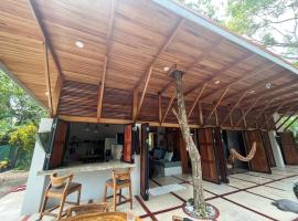 Private NEW beach house with garden，位于Cabuya的酒店