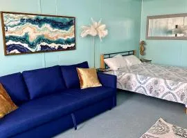 Cozy condo steps from the ocean and Seacrets