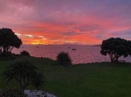 Luxury Waterfront，位于One Tree Point的酒店