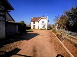 Chez Sandrine - Chambres avec pension ou demi pension，位于Gray-la-Ville的酒店