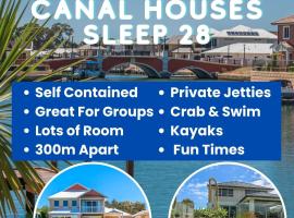 2 Luxury Canal Holiday Homes - Sleep 28，位于曼哲拉的酒店