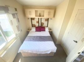 Seaside Holiday Home St. Osyth, Essex 2 Bathroom, 6 Berth with Country Views，位于Saint Osyth的酒店