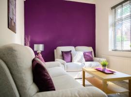 Purple Blossom, cosy 2 bed apartment, near Didsbury, free parking，位于曼彻斯特弗莱彻苔藓植物园附近的酒店