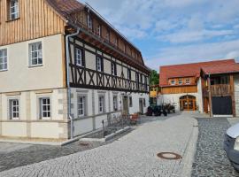 Lerchenberghof - barrierefreies Familien Landhotel mit FeWo, FeZi - Spielplatz Reiten Segway PT und mehr，位于Kottmar的旅馆