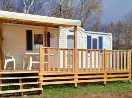 Mobil home au bord du lac，位于Nages的酒店