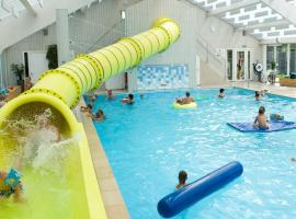 Molecaten Park Wijde Blick，位于雷讷瑟的带泳池的酒店