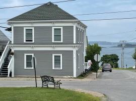 Updated Historic Water St 2 Bdr, 2 Bath apartment.，位于Eastport的酒店