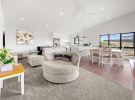 Luxury 5 Bedroom Home - Sentinel Chalet - Snowy Mountains - Jindabyne，位于金德拜恩的乡村别墅