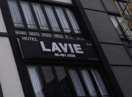 LAVIE HOTEL & APARTMENT，位于伯恩仓战争之神丹达乌他帕尼兴都庙附近的酒店