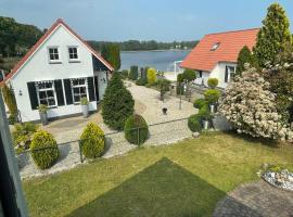 Freistehendes Ferienhaus am See Nähe Roermond，位于Heel的酒店