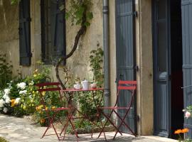 Un jardin et trois maisons，位于Brux的酒店