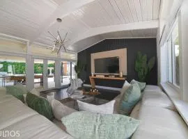 Resort Retreat Heated Pool, BBQ & Sports Court L11