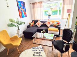 4 Bed House Stevenage SG1 Free Parking & Wi-Fi Business & Families Serviced Accommodation by White Orchid Property Relocation，位于斯蒂夫尼奇的自助式住宿