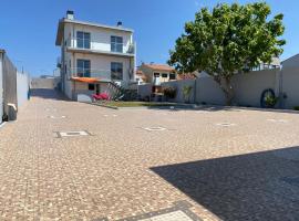 Angeiras Beach House - Porto - Villa by the Sea，位于拉夫拉的酒店