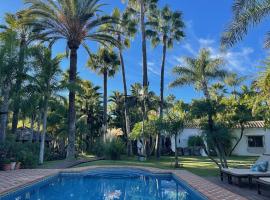 Villa in a palm tree plantation，位于马贝拉的乡间豪华旅馆