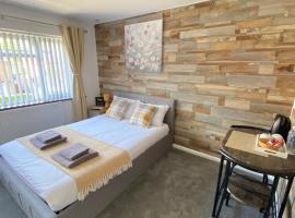 Gatwick Deluxe En-suite Rooms，位于霍利盖特威克机场南航站楼附近的酒店