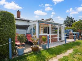 Snug Bungalow in Insel Poel Germany near Beach，位于Fährdorf的度假屋