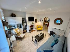 Entire 3 Bed House Weybridge Brooklands, London，位于Byfleet威斯利花园附近的酒店