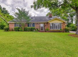 Spacious Downtown Montgomery Home with Yard, Patio!，位于蒙哥马利的酒店