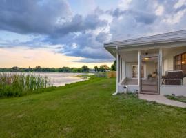 Lovely Lakefront Home with Grill 7 Mi to Legoland!，位于温特黑文Willowbrook Golf Course附近的酒店