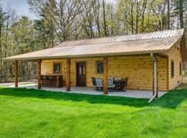 half Mi to Lake Arbutus Cabin with ATV Trail Access，位于Hatfield的酒店