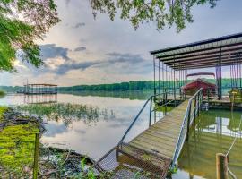 Lakefront Arkansas Abode - Deck, Grill and Fire Pit，位于Scranton的酒店